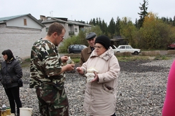 /foto1/2010/Воркута. 23сентября-6 окятбря. Р.Кара/Resize of IMG_3945 Гриша покупает картошку в Котласе.JPG